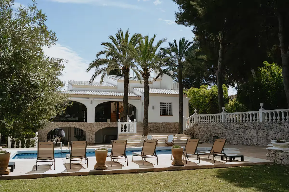 Zwembad met strandstoelen voor de Villa van Vitalavida Retreat